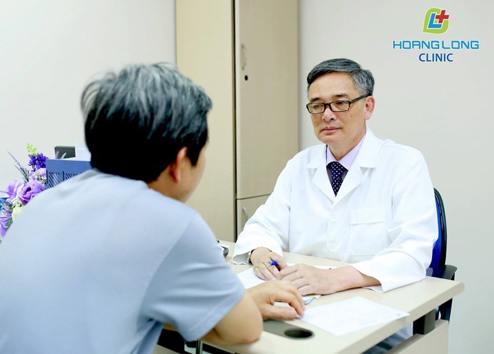 Prof.Dao Van Long directly provide consultations and treatment plans for patients. 