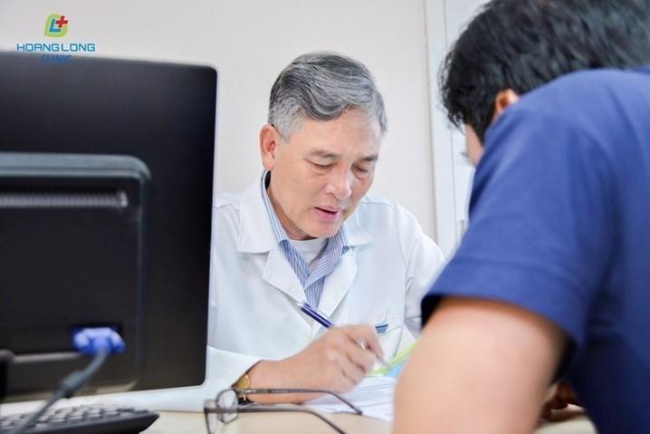 GS.TS Đào Văn Long đang khám bệnh cho bệnh nhân tại Phòng khám Đa khoa Hoàng Long