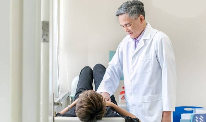 GS. TS. BS Đào Văn Long thăm khám bệnh nhân barrett thực quản
