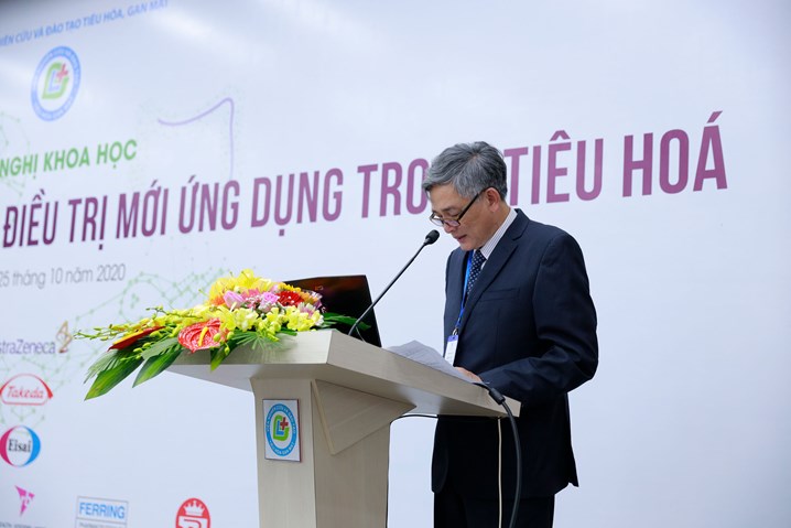 GS. TS Đào Văn Long nguyên Giám đốc Bệnh viện Đại Học Y Hà Nội phát biểu tại hội nghị.