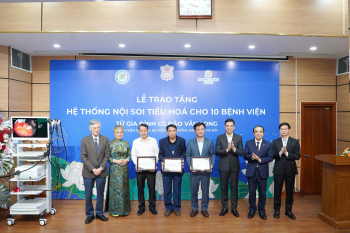 TRAO KIẾN THỨC, TỎA YÊU THƯƠNG: GIA ĐÌNH GS ĐÀO VĂN LONG TẶNG HỆ THỐNG NỘI SOI CHO 10 BỆNH VIỆN TRÊN CẢ NƯỚC