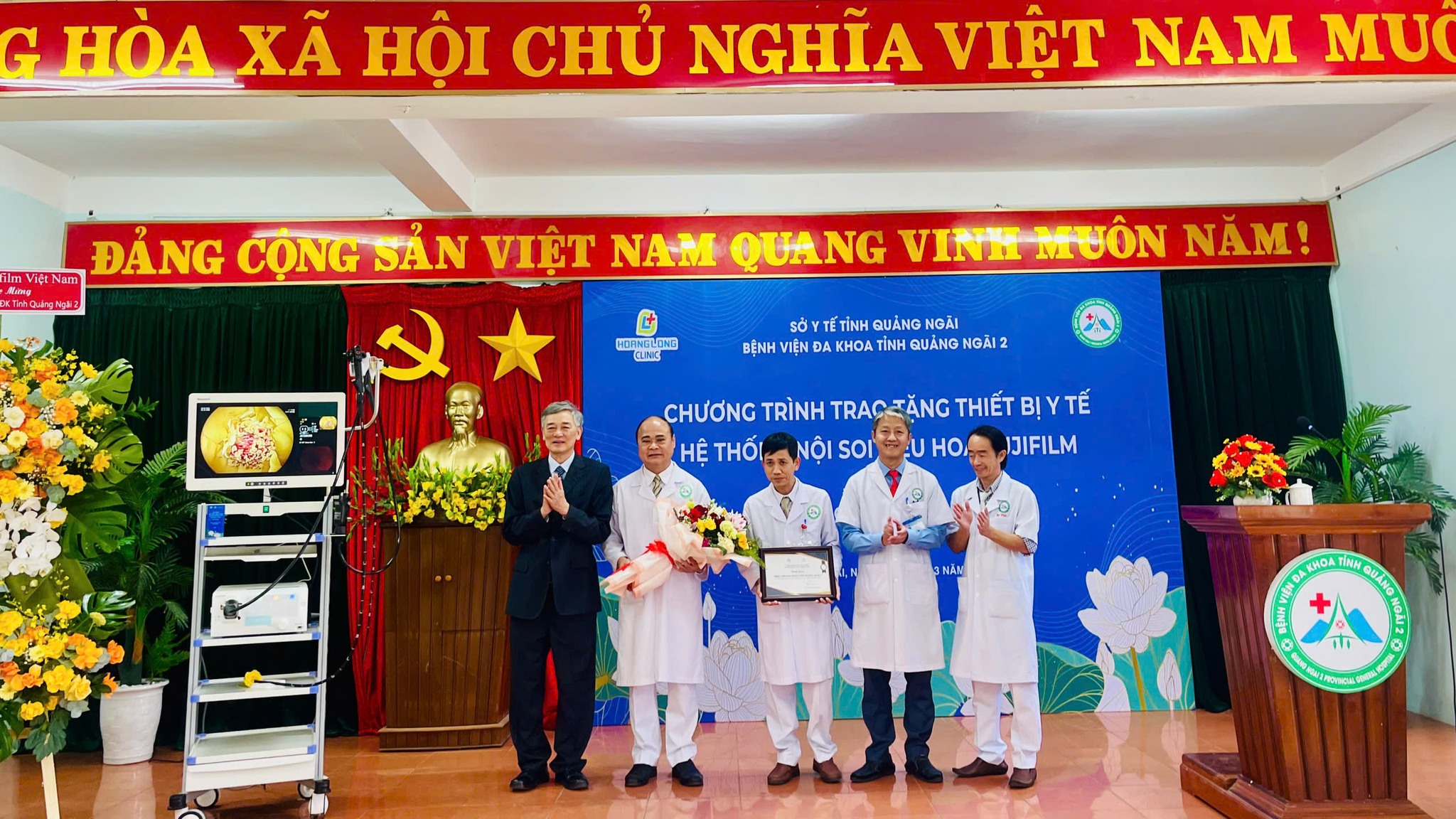 CHUNG TAY VÌ SỨC KHỎE CỘNG ĐỒNG: GIA ĐÌNH GS.TS.BS ĐÀO VĂN LONG TRAO TẶNG HỆ THỐNG Y TẾ CHO BỆNH VIỆN ĐA KHOA TỈNH QUẢNG NGÃI 2
