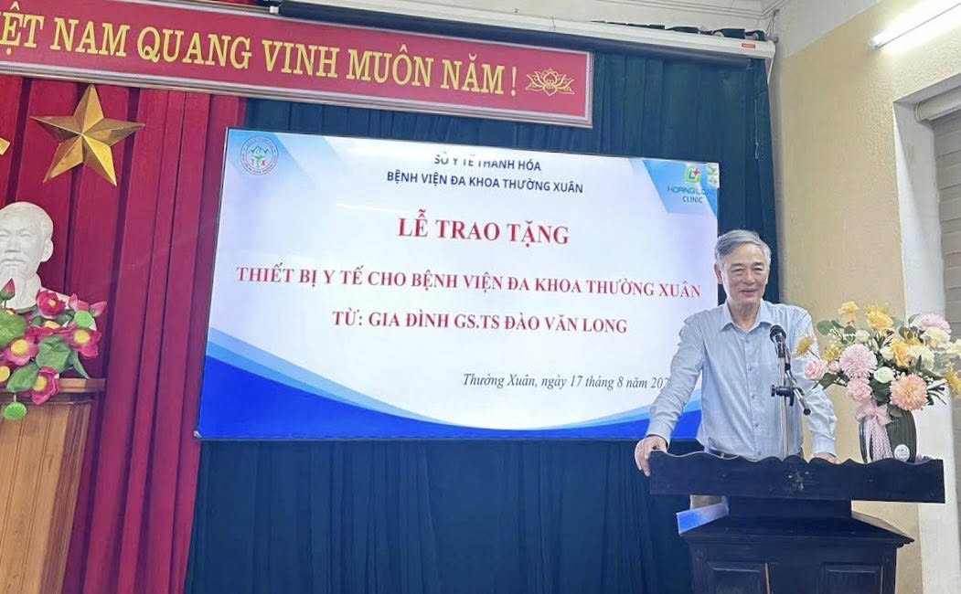 GIA ĐÌNH GS.TS ĐÀO VĂN LONG TRAO TẶNG MÁY SIÊU ÂM 4D CỦA SAMSUNG VÀ TV 98 INCH CHO BỆNH VIỆN ĐA KHOA THƯỜNG XUÂN – THANH HÓA